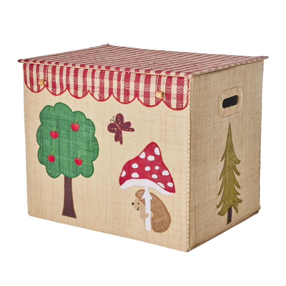 Der Rice - Raffia Aufbewahrungskorb Happy Forest Faltbar ist eine rechteckige Aufbewahrungsbox aus Stoff mit einem rot-weiß karierten Deckel und aufgesetzten Motiven eines Baums, Pilzes, Igels, Schmetterlings und einer Kiefer.