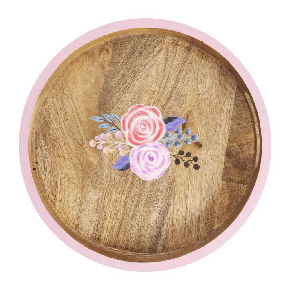 Ein rundes Holztablett von Rice mit handgemalter rosa Kante und Blumen mit einem Blumendesign mit rosa und lila Blumen auf der Oberfläche.