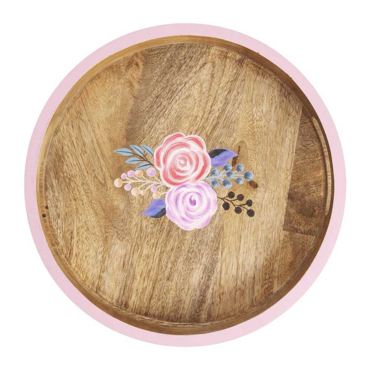 Ein rundes Holztablett von Rice mit handgemalter rosa Kante und Blumen mit einem Blumendesign mit rosa und lila Blumen auf der Oberfläche.