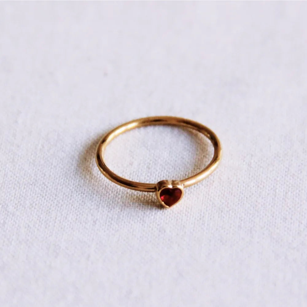Bazou - Minimalistischer Ring mit Kristallherz – rot
