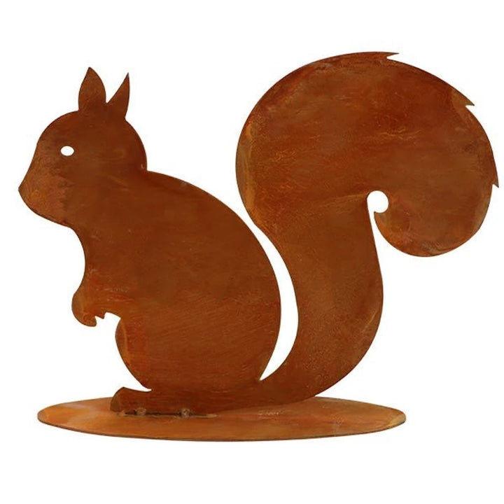 Das Rostikal Metalldeko Rost Eichhörnchen Kecki ist eine rostfarbene Eichhörnchen-Silhouette aus Metall mit einem großen buschigen Schwanz, die aufrecht auf einem ovalen Sockel steht - perfekt für eine trendige Herbstdekoration.