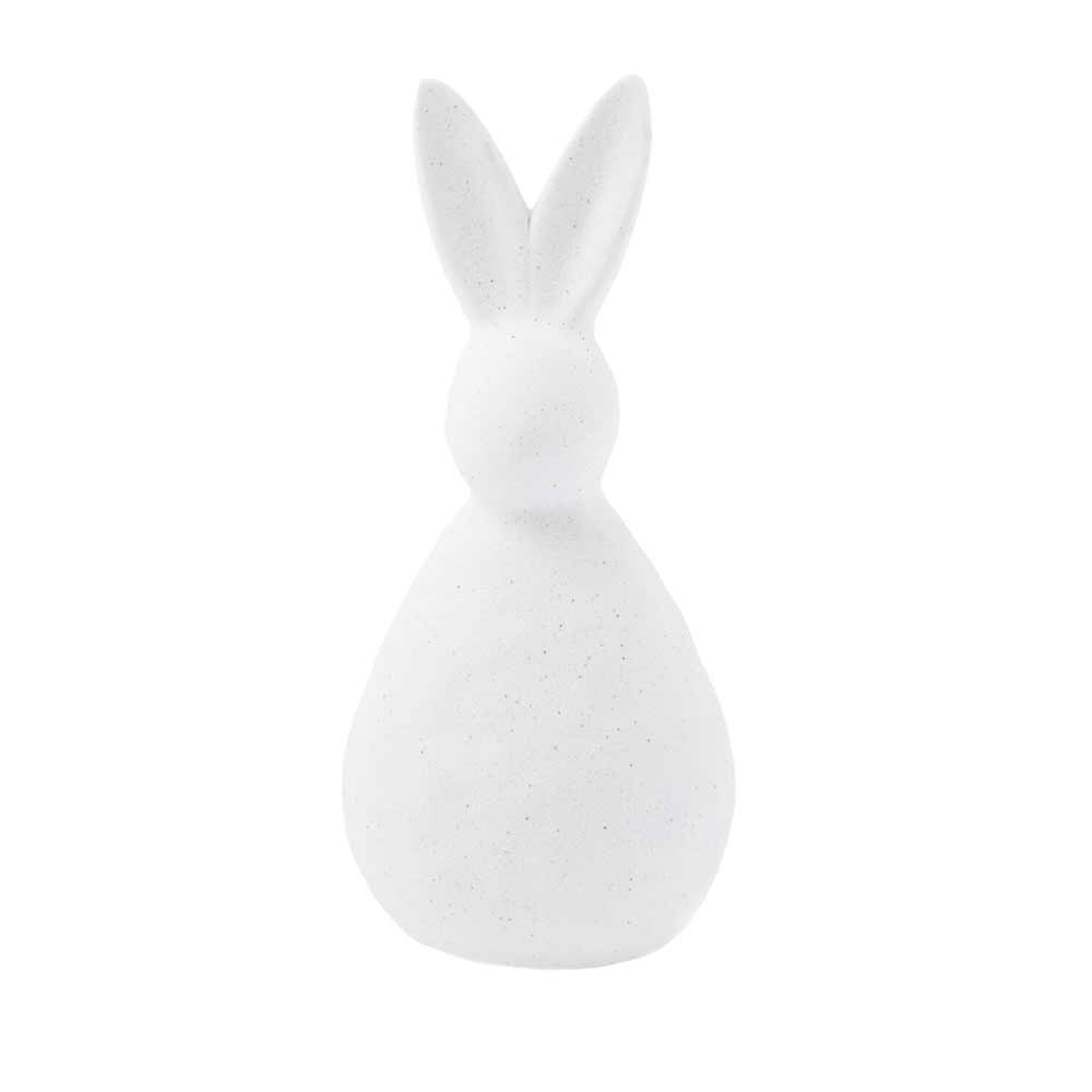 Eine Storefactory – Alma Hase-Figur vor einem schlichten Hintergrund.