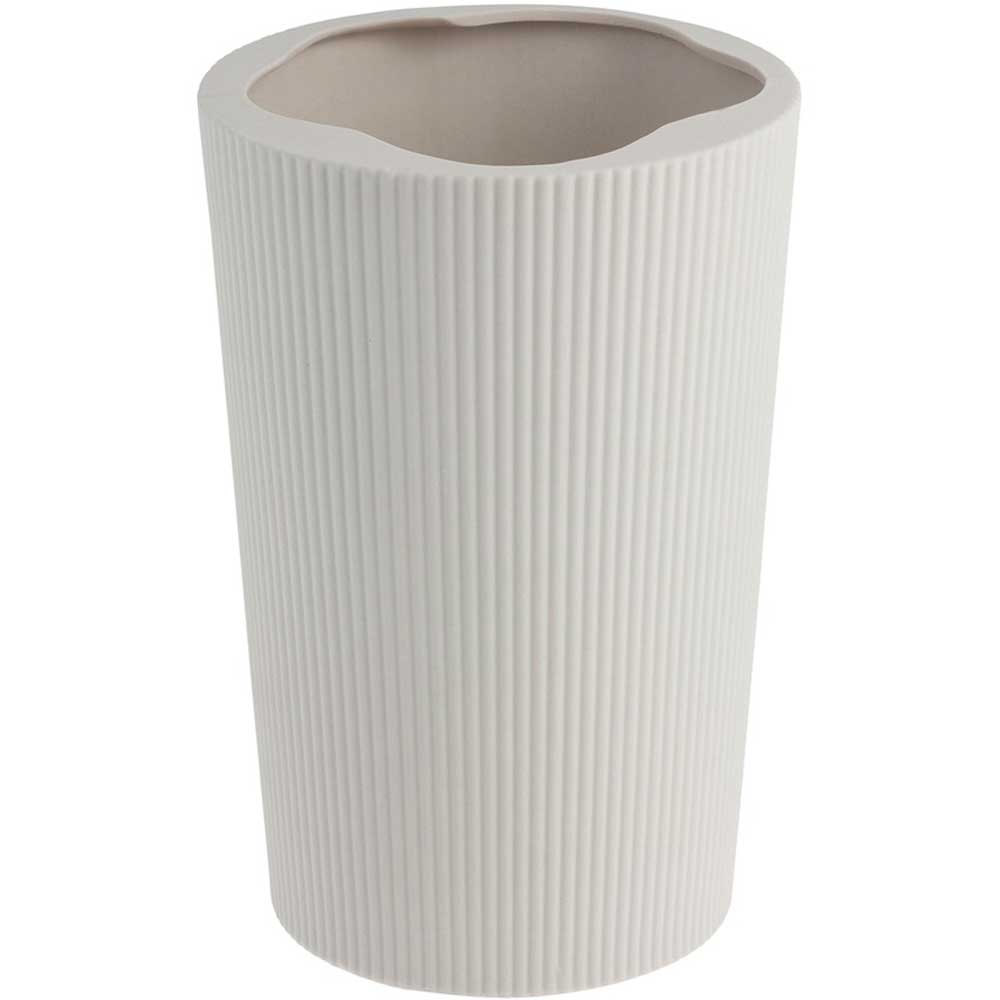 Die Storefactory Eksberg Vase ist ein weißes zylindrisches Stück mit vertikalen Rillen.