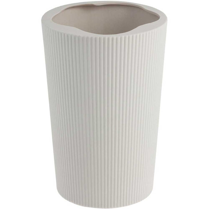 Die Storefactory Eksberg Vase ist ein weißes zylindrisches Stück mit vertikalen Rillen.