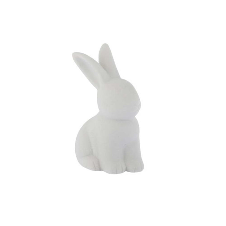Der Oskar Hase von Storefactory ist eine kleine, glatte, weiße Hasenfigur aus Keramik, die aufrecht sitzt und die Ohren nach oben richtet.