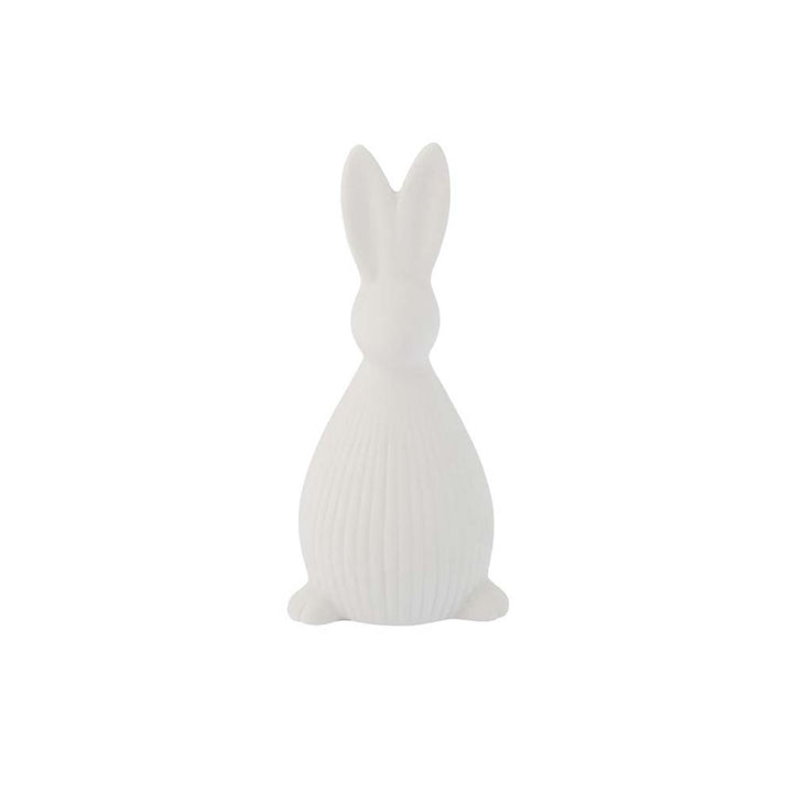 Der Selma Hase von Storefactory ist eine weiße Hasenfigur aus Keramik mit einem glatten, minimalistischen Design.