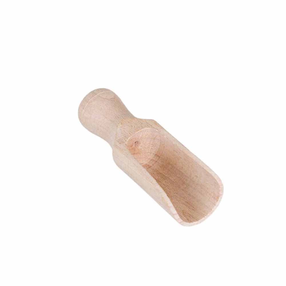 Ein Strömshaga - Holzschaufel Gewürze auf weißem Hintergrund.