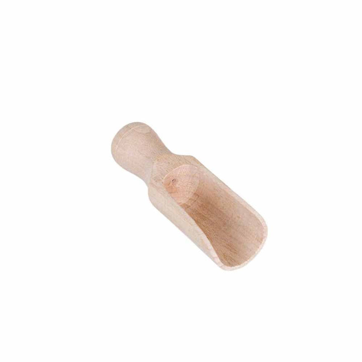 Ein Strömshaga - Holzschaufel Gewürze auf weißem Hintergrund.