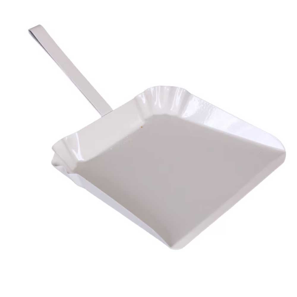 Eine weiße Strömshaga-Kehrschaufel aus Kunststoff mit abgewinkeltem Griff für effizientes Auffangen des Staubes.