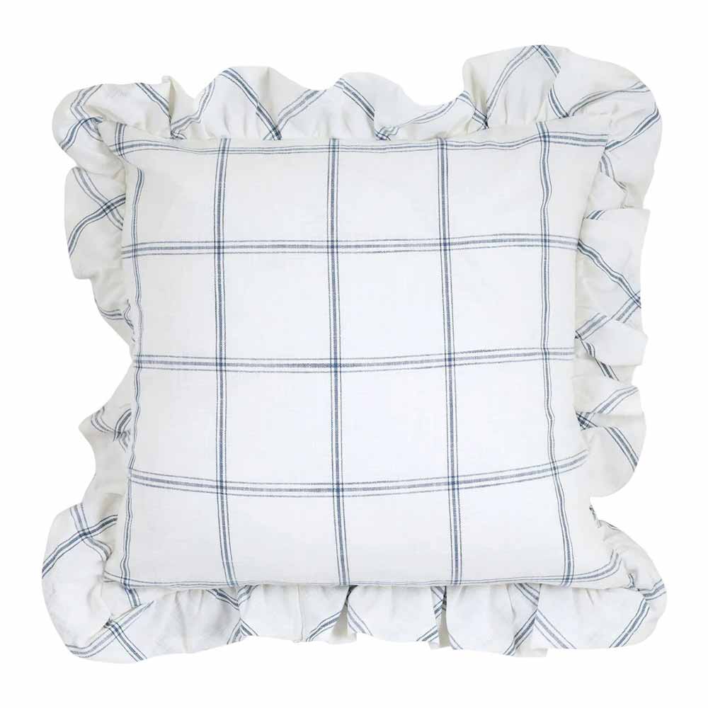 Strömshaga - Kissenbezug Alma 45 x 45 cm mit blauem Karomuster und gerüschten Kanten.