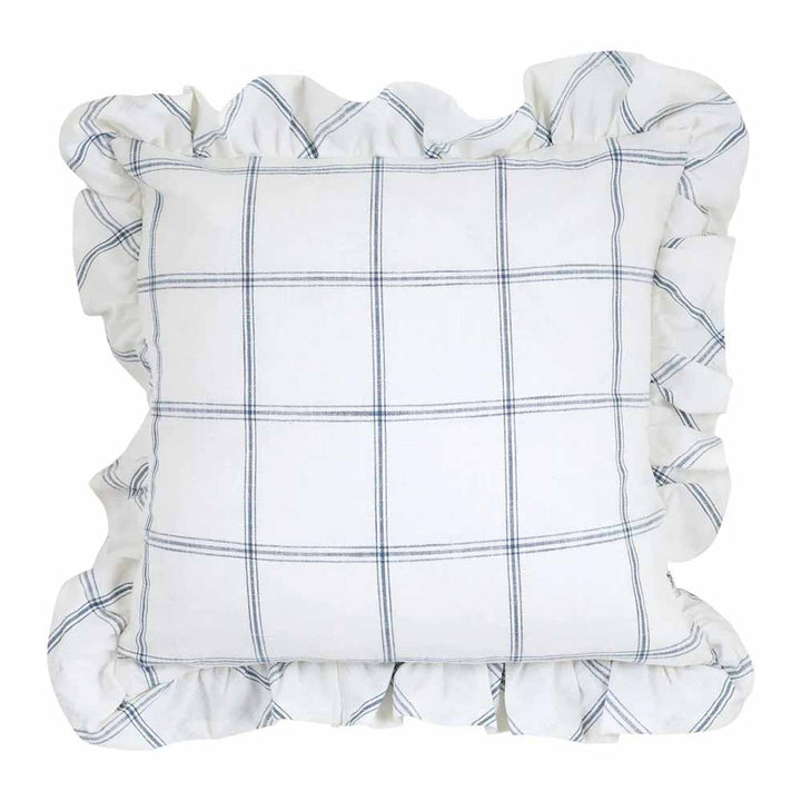 Strömshaga - Kissenbezug Alma 45 x 45 cm mit blauem Karomuster und gerüschten Kanten.