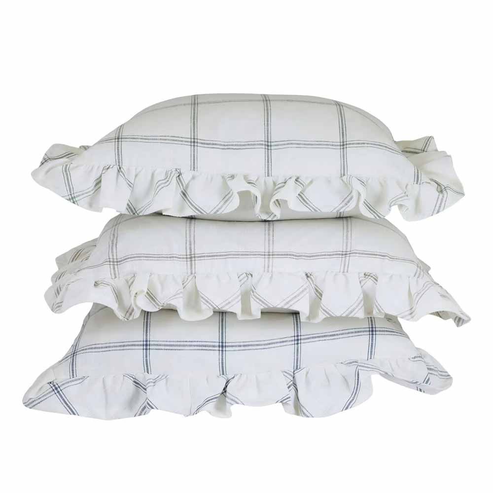 Drei gestapelte Strömshaga - Kissenbezug Alma 45 x 45 cm große Kissen mit gerüschten Kanten, das obere mit einem Karomuster und die anderen weiß.