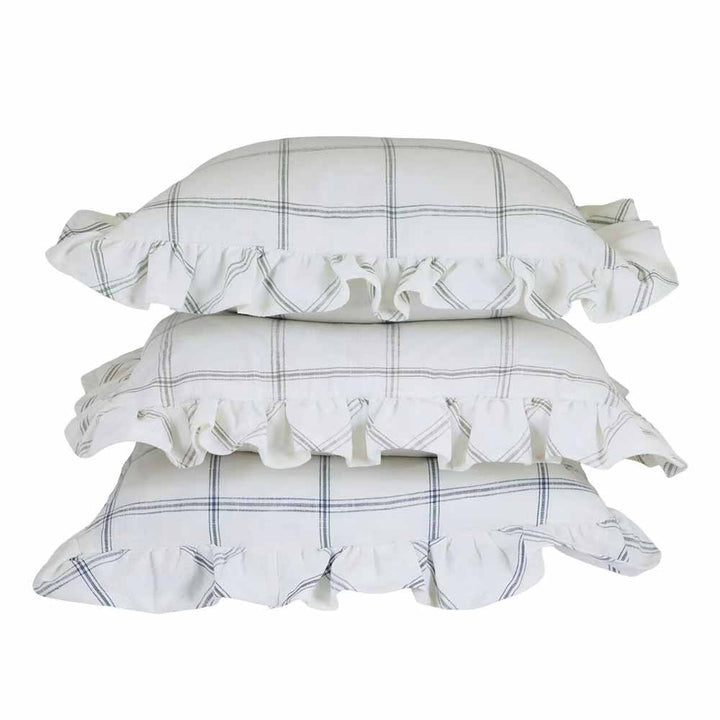 Drei gestapelte Strömshaga - Kissenbezug Alma 45 x 45 cm große Kissen mit gerüschten Kanten, das obere mit einem Karomuster und die anderen weiß.