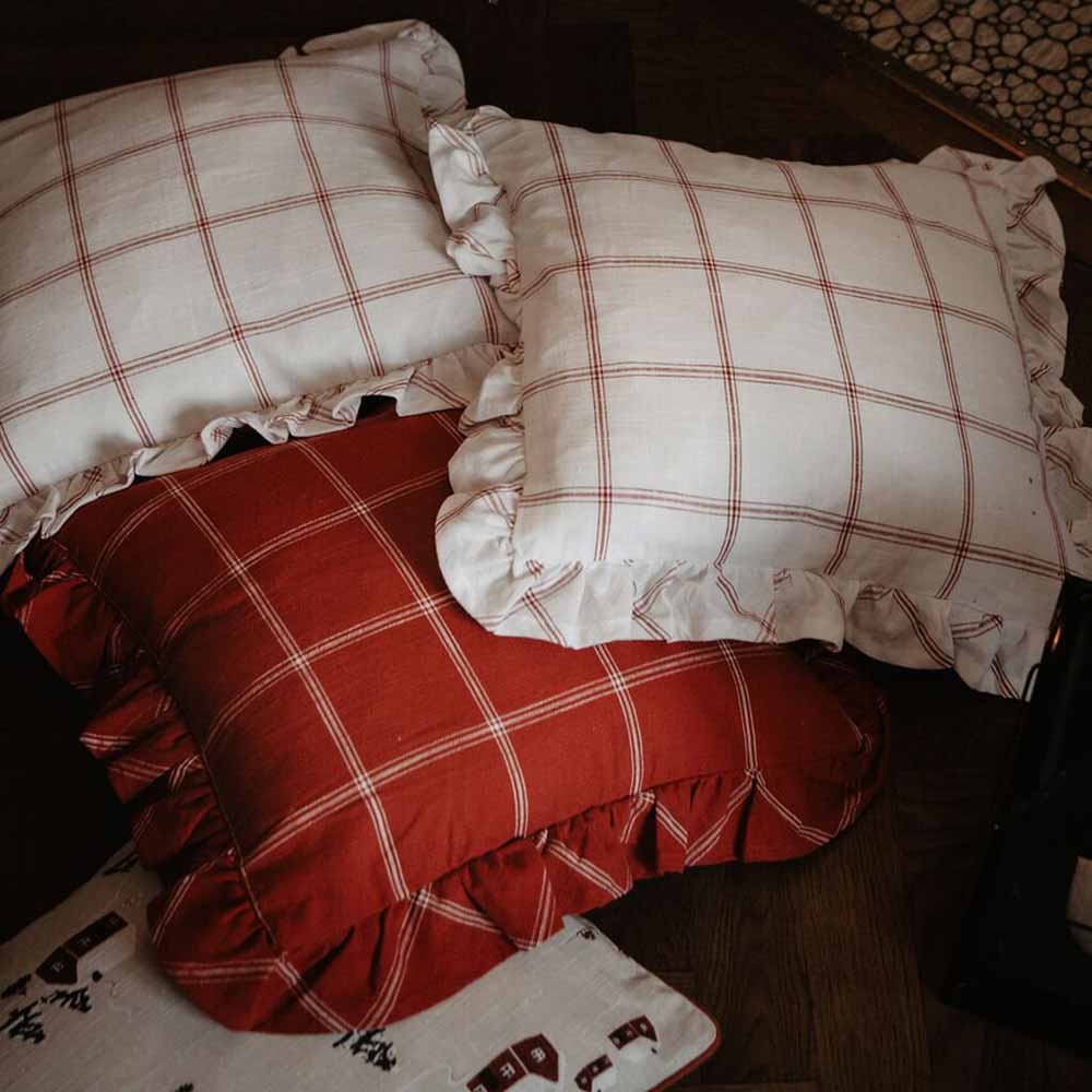 Eine Gruppe von Strömshaga - Kissenbezug Alma 45 x 45 cm Kissen auf dem Boden.