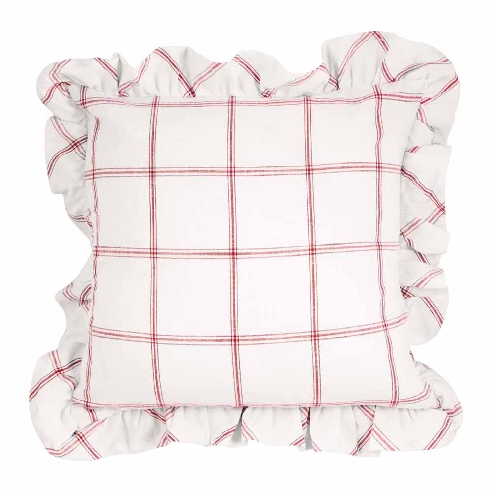 Ein Strömshaga - Kissenbezug Alma 45 x 45 cm mit rotem Karomuster und gerüschtem Rand.