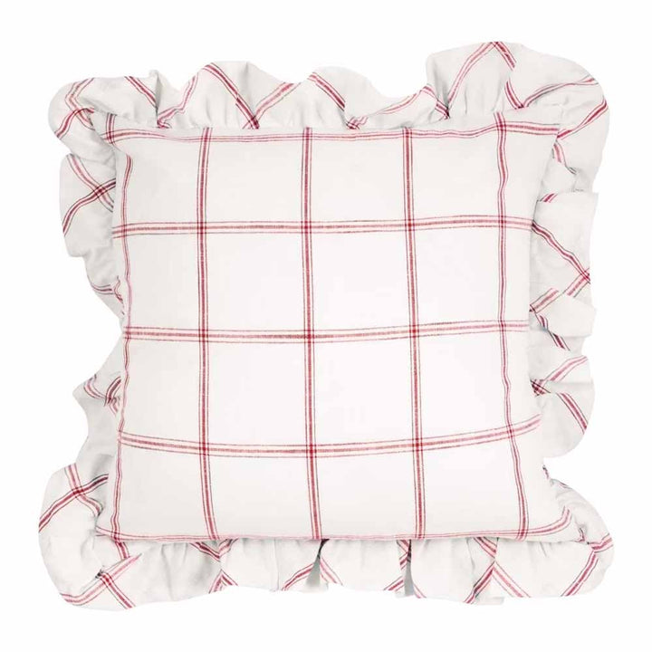 Ein Strömshaga - Kissenbezug Alma 45 x 45 cm mit rotem Karomuster und gerüschtem Rand.