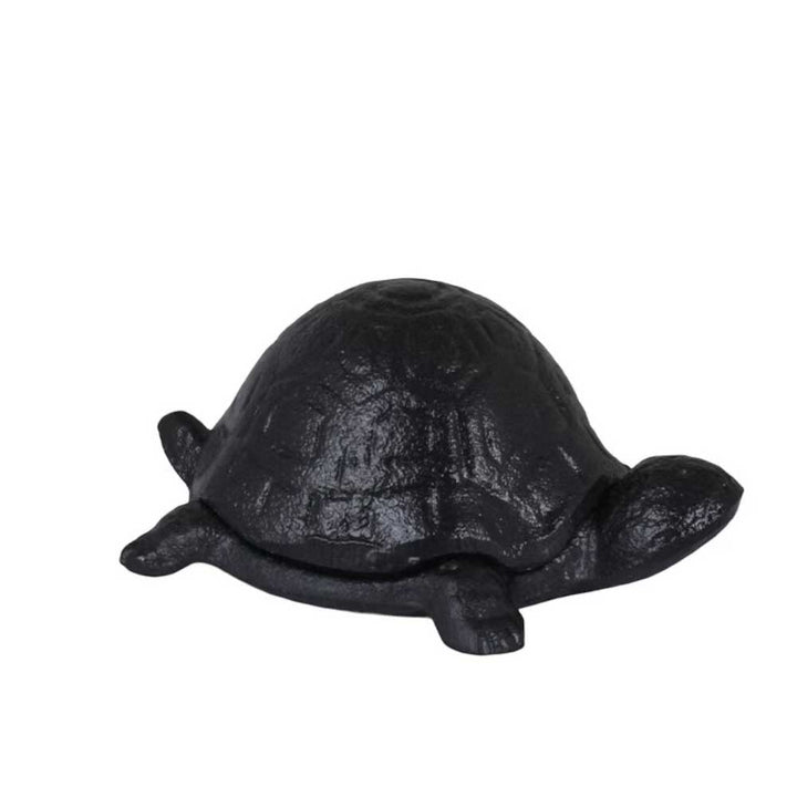 Produktbeschreibung: Die Strömshaga – Schildkröte als Box Panzer abnehmbar Eisen ist eine kompakte schwarze Metallfigur einer Schildkröte mit detailreichem Panzer und Gliedmaßen, die aus der Seitenperspektive dargestellt wird.