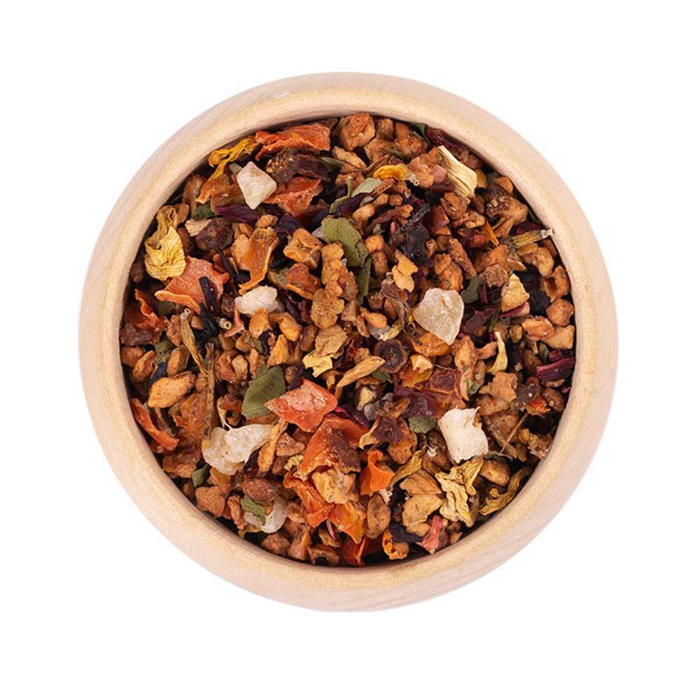 Eine Holzschale gefüllt mit Tee-Maass Aromatisierter Früchtetee Erdbeer Vanille 100g, einer bunten Mischung aus getrockneten Frucht- und Blütenstücken mit Erdbeer- und Vanillegeschmack.