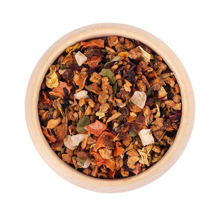 Eine Holzschale gefüllt mit Tee-Maass Aromatisierter Früchtetee Erdbeer Vanille 100g, einer bunten Mischung aus getrockneten Frucht- und Blütenstücken mit Erdbeer- und Vanillegeschmack.