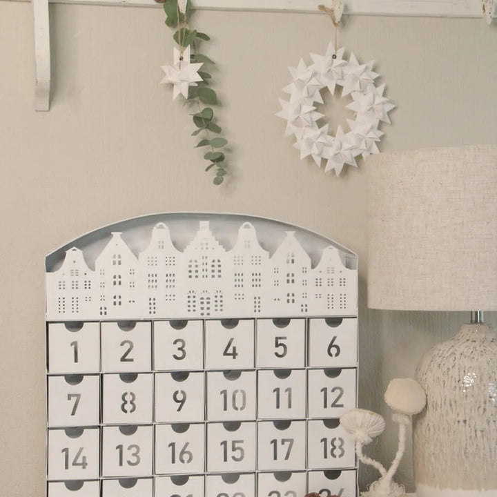 VL Home – Adventshaus aus Metall im Landhausstil zum Hängen oder Stellen mit 24 Kästchen 47 cm Mega