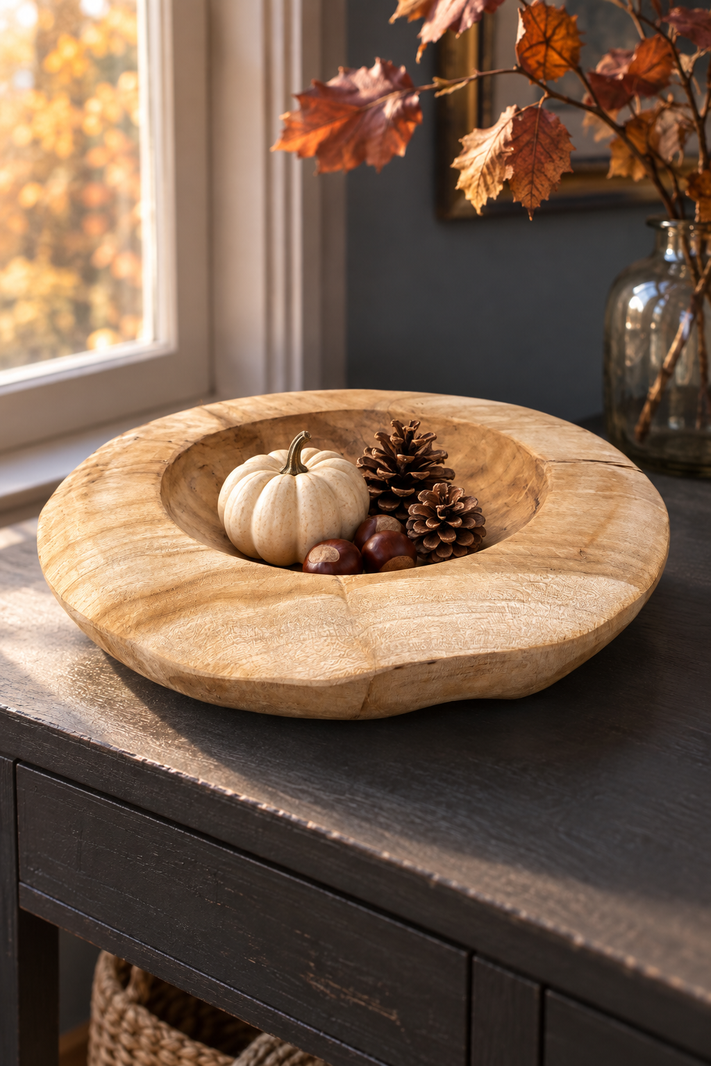 Runde Holz-Dekoschale mit kleinem Kürbis, Zapfen und Kastanien am Fenster – KI-generiertes Ambiente; Dekoration nicht enthalten.