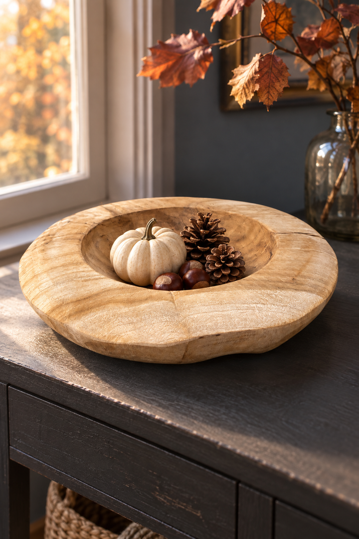 Runde Holz-Dekoschale mit kleinem Kürbis, Zapfen und Kastanien am Fenster – KI-generiertes Ambiente; Dekoration nicht enthalten.