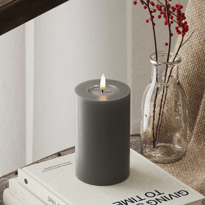 Deluxe Homeart LED-Blockkerze Real Flame Grau