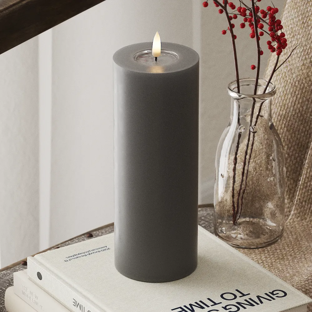 Deluxe Homeart LED-Blockkerze in Grau mit 3D-Flamme