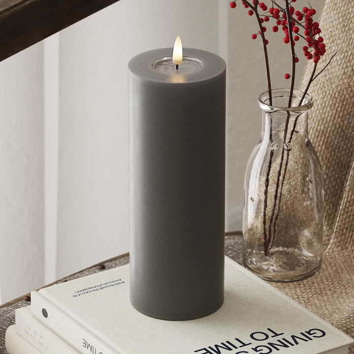 Deluxe Homeart LED-Blockkerze in Grau mit 3D-Flamme