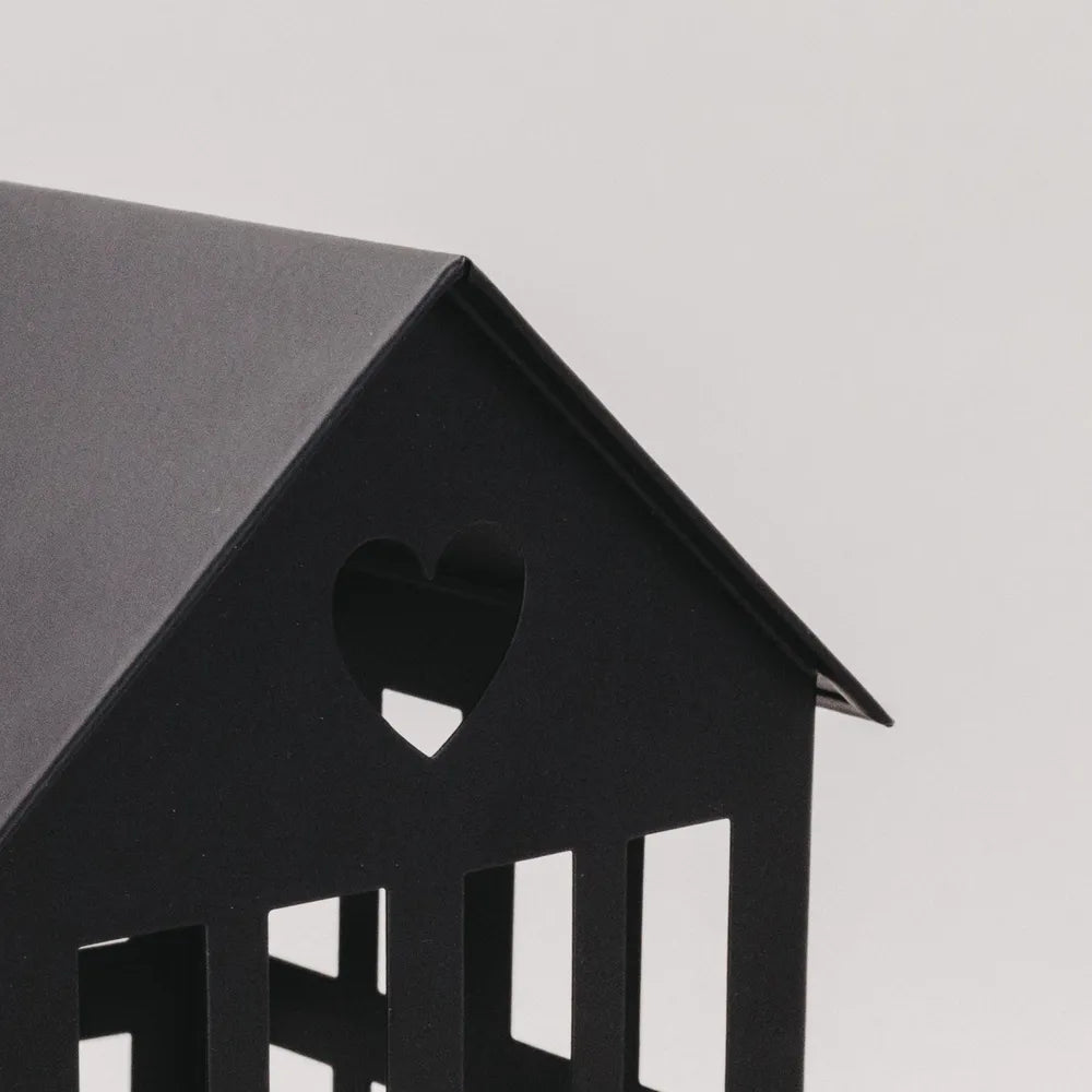 Eulenschnitt Metallhaus mit Herzdetail Schwarz