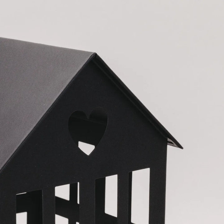 Eulenschnitt Metallhaus mit Herzdetail Schwarz
