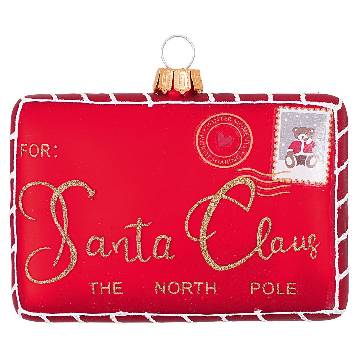 Das GreenGate Weihnachtsbuchstaben-Glasornament Rot mittel ist ein rotes, umschlagförmiges Ornament mit der goldenen Aufschrift „Santa Claus, North Pole“, einem Bärenstempel und weißem Rand.