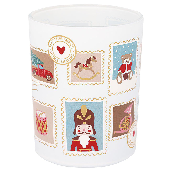 Der GreenGate - Xmas Letter Kerzenhalter mittel White ist ein weißer Kerzenhalter mit Illustrationen von Nussknacker, Teddybär, Spielzeugauto, Schaukelpferd und Trommel in Stempelrahmen mit der Aufschrift „Winter Moments Worth Sharing“.