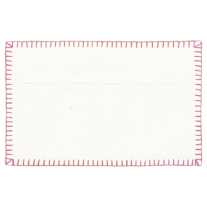 Der GreenGate Xmas Letter Kissenbezug ist ein weißer rechteckiger Kissenbezug (50 x 30 cm) mit roter Stickerei auf einem einfarbigen Hintergrund.