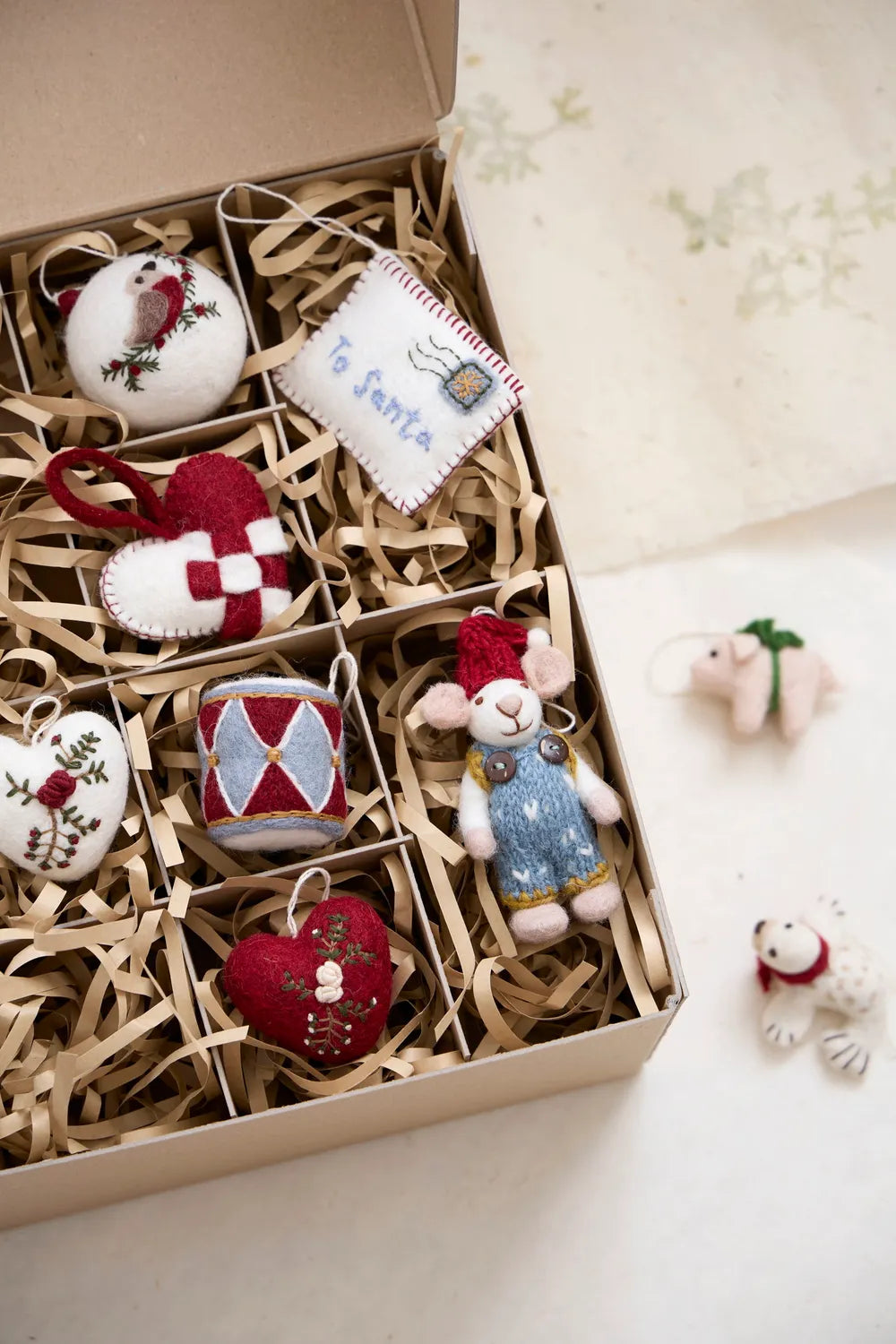 Gry &amp; Sif Filzfigur Baby-Robbe mit Rotem Schal