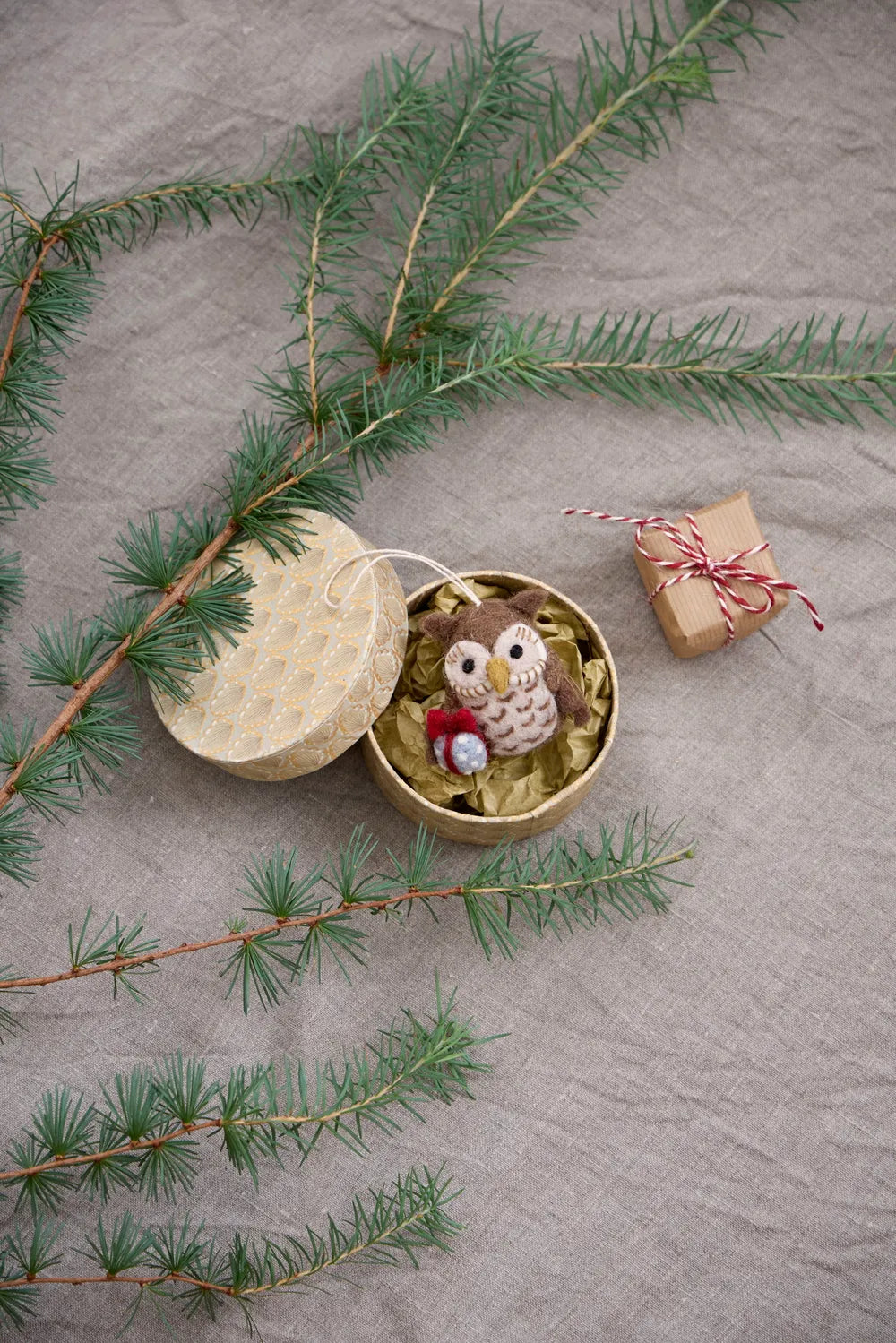 Gry & Sif Filzfigur Eule mit Geschenk