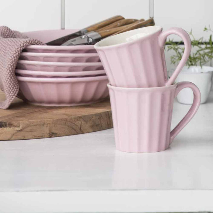 Ein Satz Ib Laursen - Becher Mynte Becher und Schalen auf einer Theke.