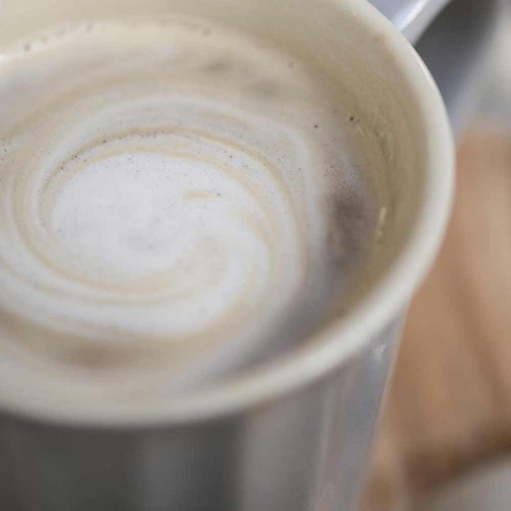 Eine Nahaufnahme eines Ib Laursen - Becher Mynte in einer Tasse.