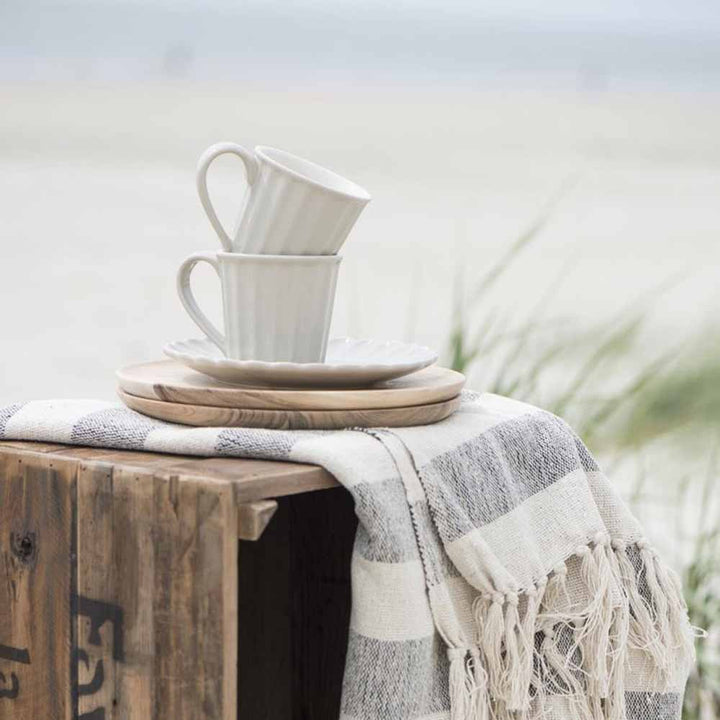 Zwei Ib Laursen - Becher Mynte auf einer Holzkiste am Strand.
