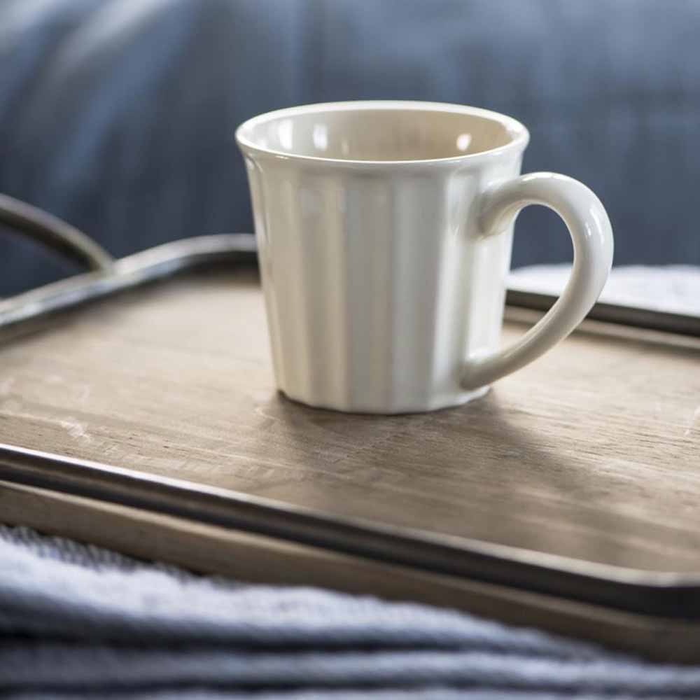 Ib Laursen - Becher Mynte auf einem Tablett auf einem Bett.