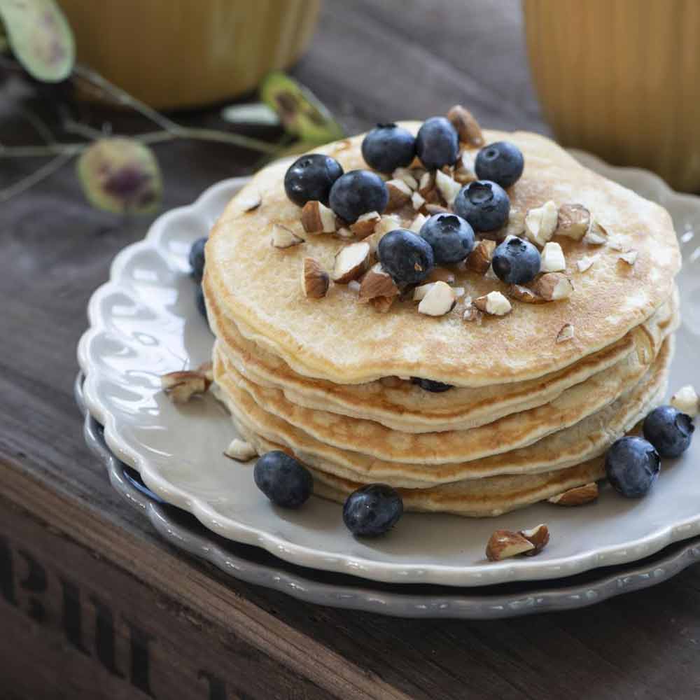 Pfannkuchen mit Blaubeeren und Nüssen auf einem Ib Laursen - Frühstücksteller Mynte Teller.