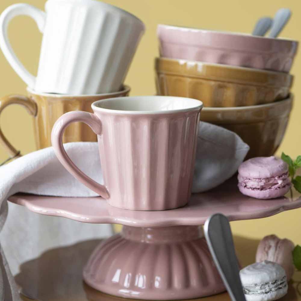 Ein Satz Keramikgeschirr von Ib Laursen - Tortenplatte Mynte mit Macarons.