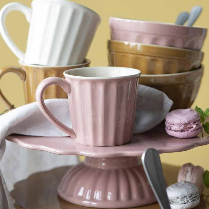 Ein Satz Keramikgeschirr von Ib Laursen - Tortenplatte Mynte mit Macarons.
