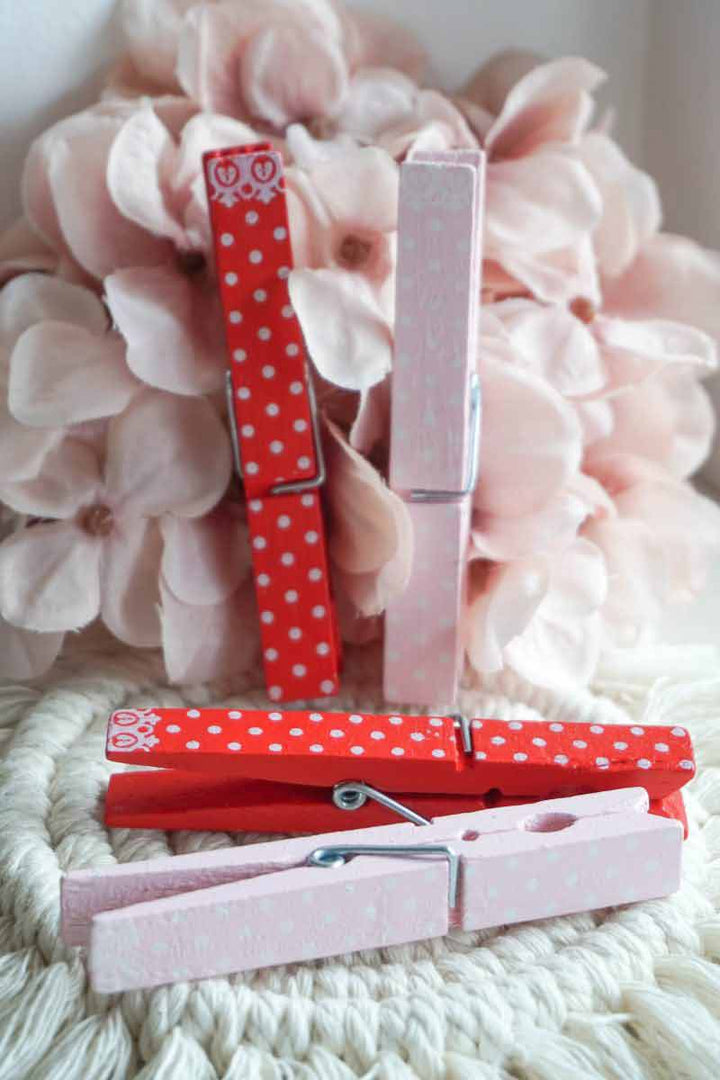 Eine Gruppe von Isabelle Rose - Wäscheklammern Holz 12er-Set neben einem Blumenstrauß.