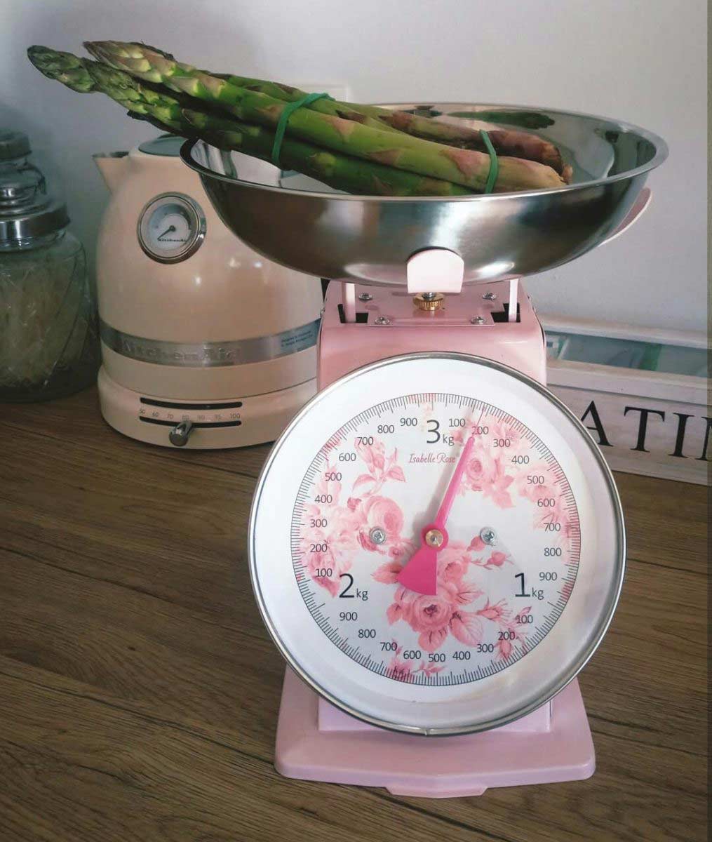Eine Isabelle Rose - Küchenwaage Retro mit Spargel darauf.