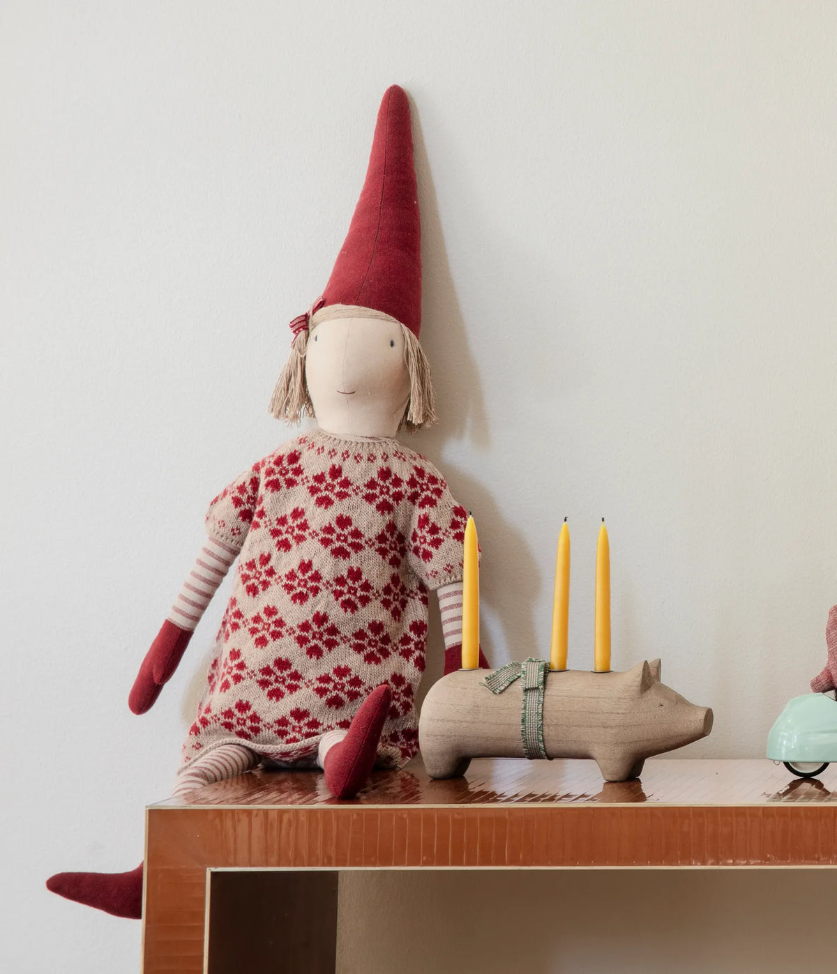 Tuva im gestrickten Blumendress auf einem weihnachtlichen Sideboard. Dekorationsbeispiel mit separat erhältlichem Zubehör.