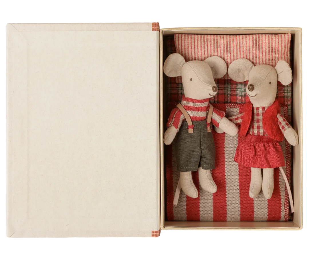 Maileg - Weihnachts Zwillingsmäuse, Kleine Schwester und Bruder im Buch