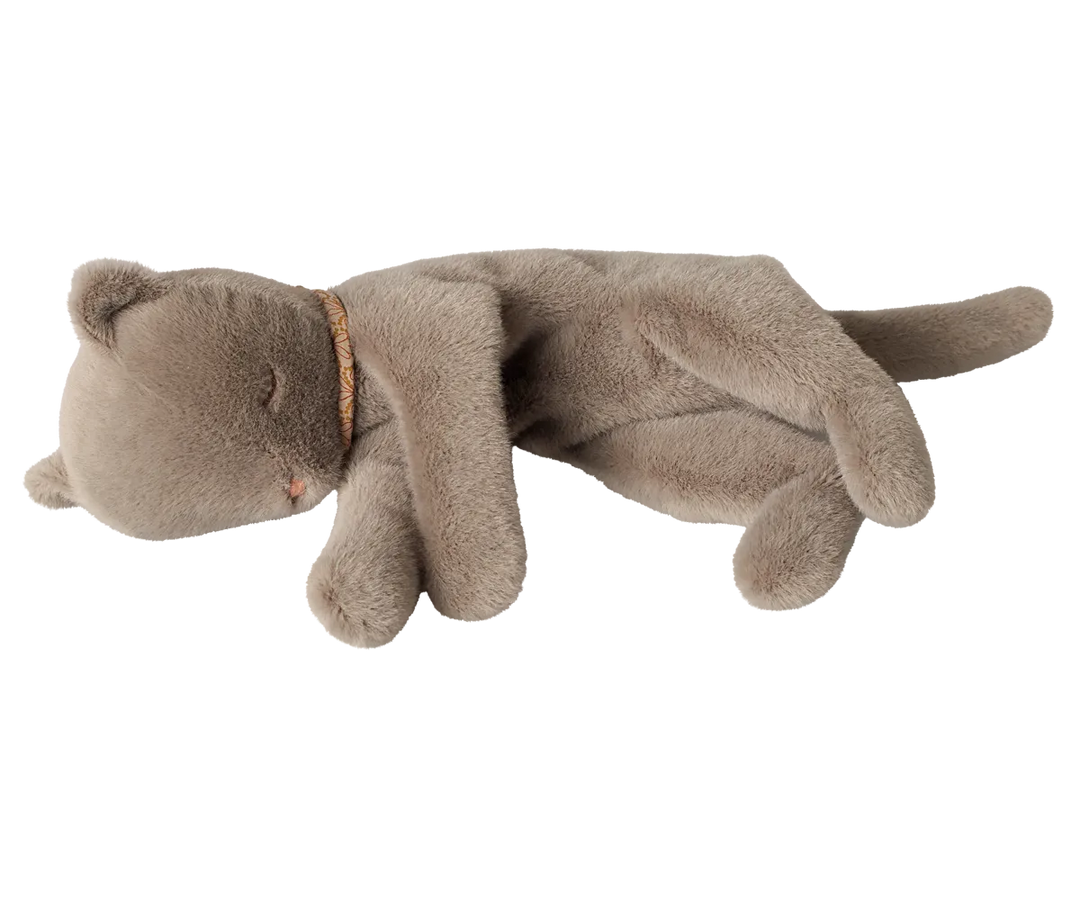 Maileg - Schlafendes Katzenplüschtier, Medium - Grau