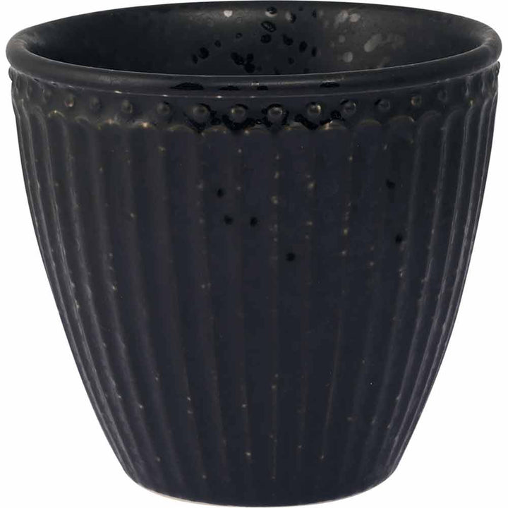 GreenGate - Alice Latte Cup mit strukturierter Außenseite und Abflusslöchern, isoliert auf weißem Hintergrund.