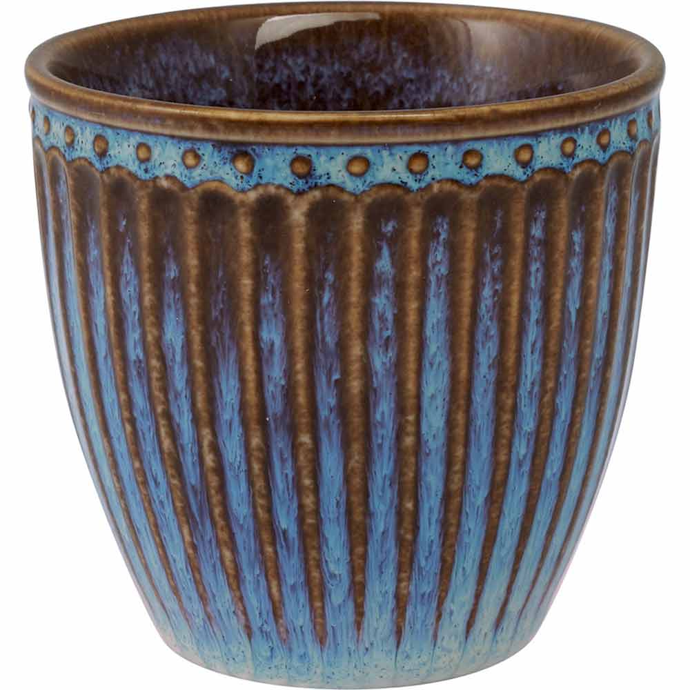 GreenGate - Alice Mini-Latte-Tasse mit strukturiertem, vertikal geripptem Design und einem Farbverlauf von Braun oben und leuchtendem Blau unten.